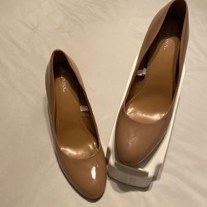 MERONA NWOT Nude 2 1/2 inch heels size 9.5